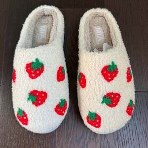 MIA Kohzy Strawberry Print Slippers - Size 9